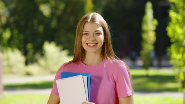 Studenten portret met notebooks buiten — Stockvideo