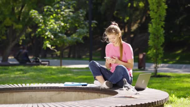 Mensaje de texto del estudiante en el parque con paloma — Vídeos de Stock
