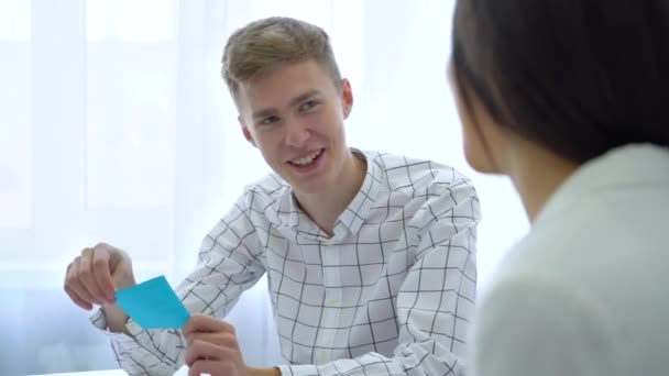 Studerande pratar med gruppkamrat i klassen — Stockvideo