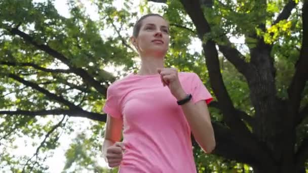 Rallentatore donna jogging sotto alberi — Video Stock