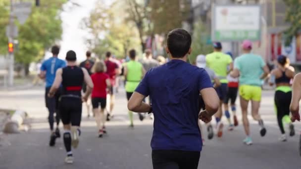 Biegacze biorący udział w maratonie miejskim — Wideo stockowe