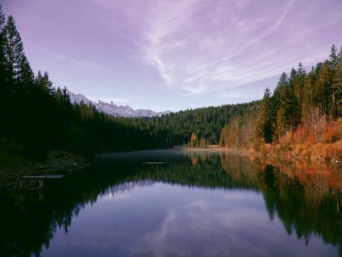 Dağlardaki güzel göl.