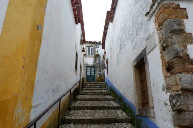 Renkli evleri olan bir sokak.