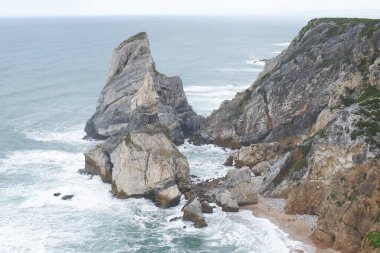 Atlantik Okyanusu kıyısında