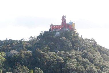 Kayanın tepesinde, şehrin en güzel şehrinde.