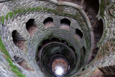 Portekiz 'de eski bir kalede güzel bir merdivenin dikey çekimi.