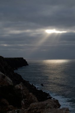 Denizin üzerindeki güzel gün batımı
