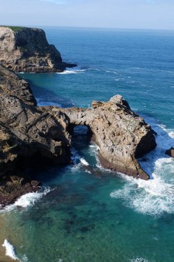 Galiçya, İspanya 'da kayalık bir uçurumun güzel bir görüntüsü.