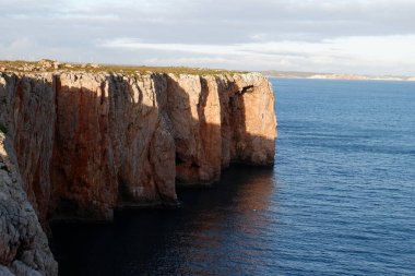 Lagos Portekiz 'deki deniz kayalıklarının dikey görüntüsü.