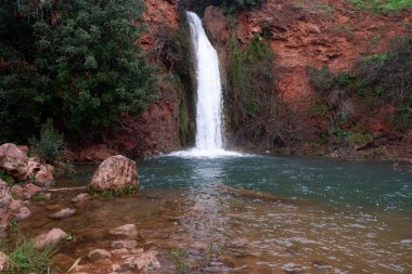 Dağlarda güzel bir şelale