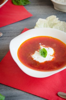 Krem beyaz plakalı pancar çorbası