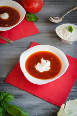 Pancar çorbası beyaz tabak