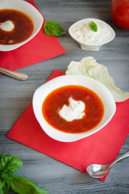 Pancar çorbası beyaz tabak ekşi krema kaşığı