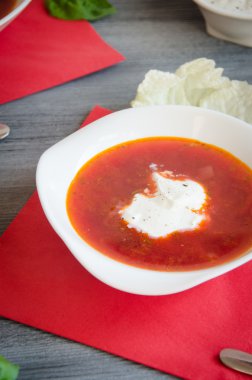 Krem beyaz plakalı pancar çorbası