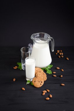 süt kek kabı siyah ahşap arka plan ile