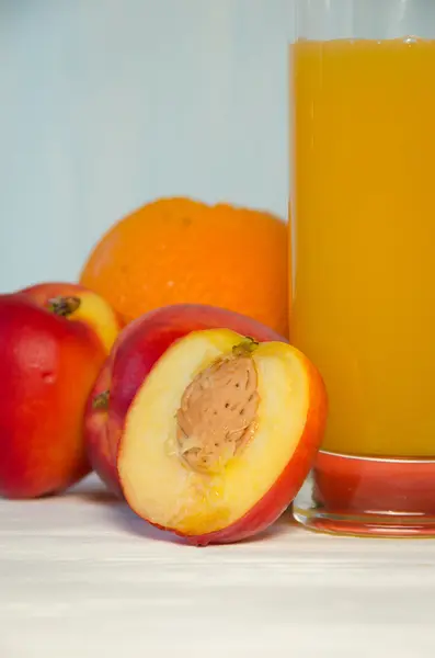 Персиковый стакан с фруктами — стоковое фото