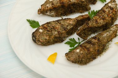 Somon dilimleri beyaz tabak yuvarlak