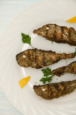 Somon dilimleri beyaz tabak