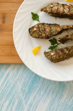 Somon dilimleri beyaz plaka kesme tahtası