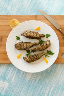 plaka kesme tahtası yuvarlak Somon dilimleri