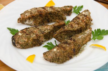 Somon dilimleri yuvarlak beyaz plaka kesme tahtası 