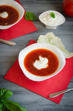 Pancar çorbası ekşi krema beyaz plaka ile