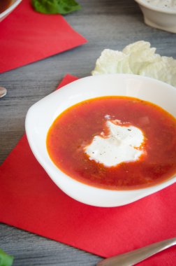 Pancar çorbası beyaz tabak