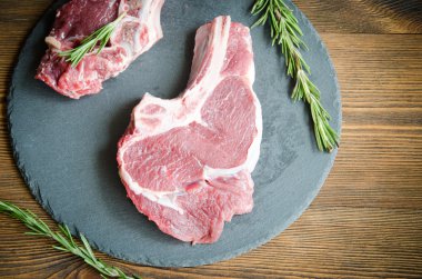 çiğ biftek siyah plaka tablo Üstten Görünüm