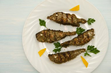 Somon dilimleri beyaz tabak yuvarlak