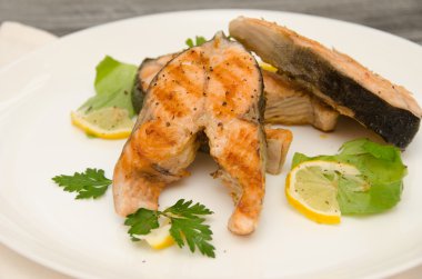 birkaç somon biftek beyaz tabak baharat