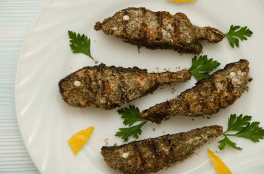 Somon dilimleri beyaz tabak