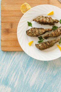 plaka kesme tahtası yuvarlak Somon dilimleri