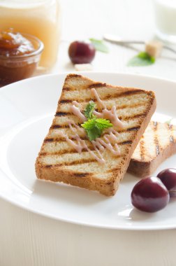 Beyaz yuvarlak tabak tost ekmek