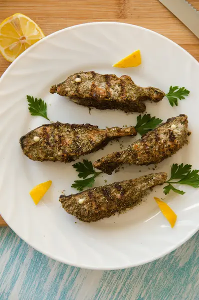 Somon dilimleri beyaz plaka kesme tahtası