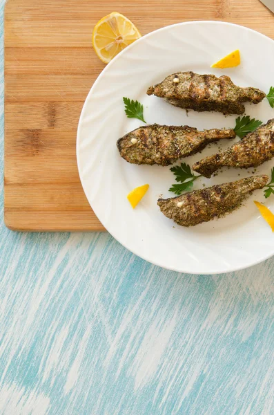 plaka kesme tahtası yuvarlak Somon dilimleri