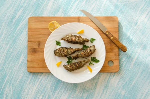 Somon dilimleri yuvarlak beyaz plaka kesme tahtası 