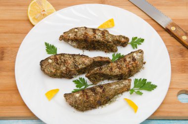 plaka kesme tahtası yuvarlak Somon dilimleri