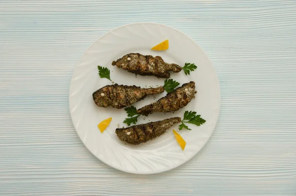 Somon dilimleri beyaz tabak yuvarlak