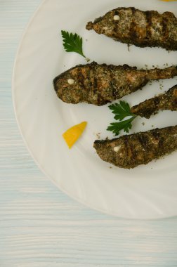 Somon dilimleri beyaz tabak