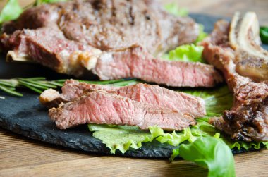 ızgara ekşili siyah kaplama ahşap masa