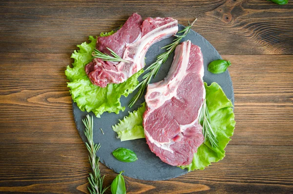 Raw entrecote black plate top view — Stock Photo, Image