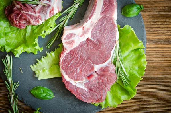 Raw steak black plate top veiw — Stock Photo, Image