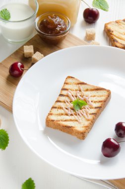 Beyaz yuvarlak tabak kızartır 