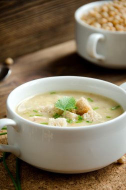 Beyaz tabak bezelye çorbası kurulu