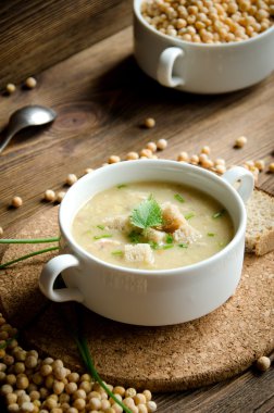 Beyaz tabak bezelye çorbası 
