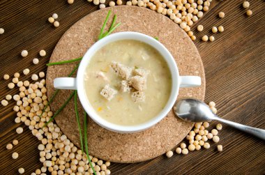 Beyaz tabak bezelye çorbası yuvarlak kurulu TOPVIEW