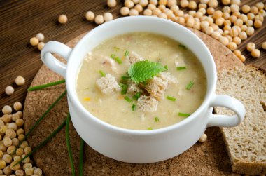 Beyaz tabak bezelye çorbası yeşillik