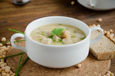 Beyaz tabak bezelye çorbası yeşil yuvarlak kurulu 