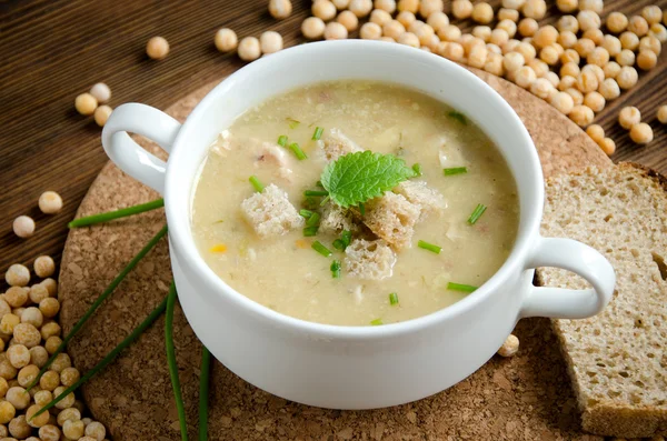 Beyaz tabak bezelye çorbası yeşillik