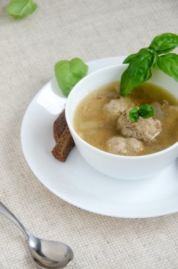 çorba köfte beyaz tabak fesleğen ekmek